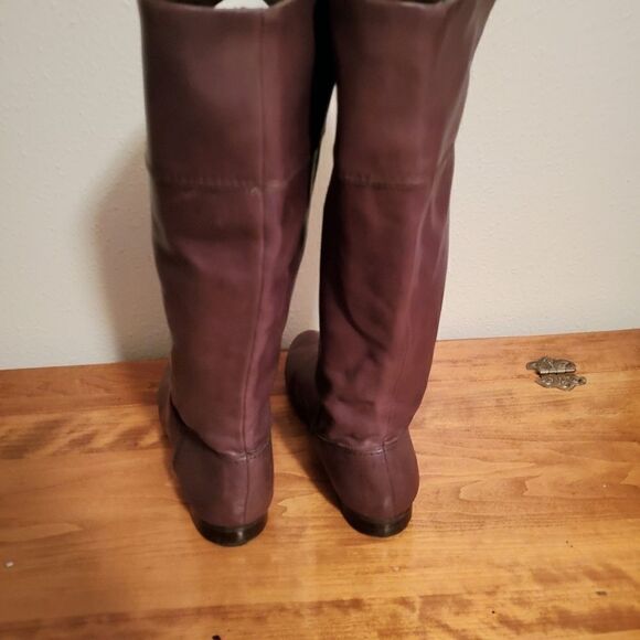 Knee high brown leather boots. - Picture 6 of 7